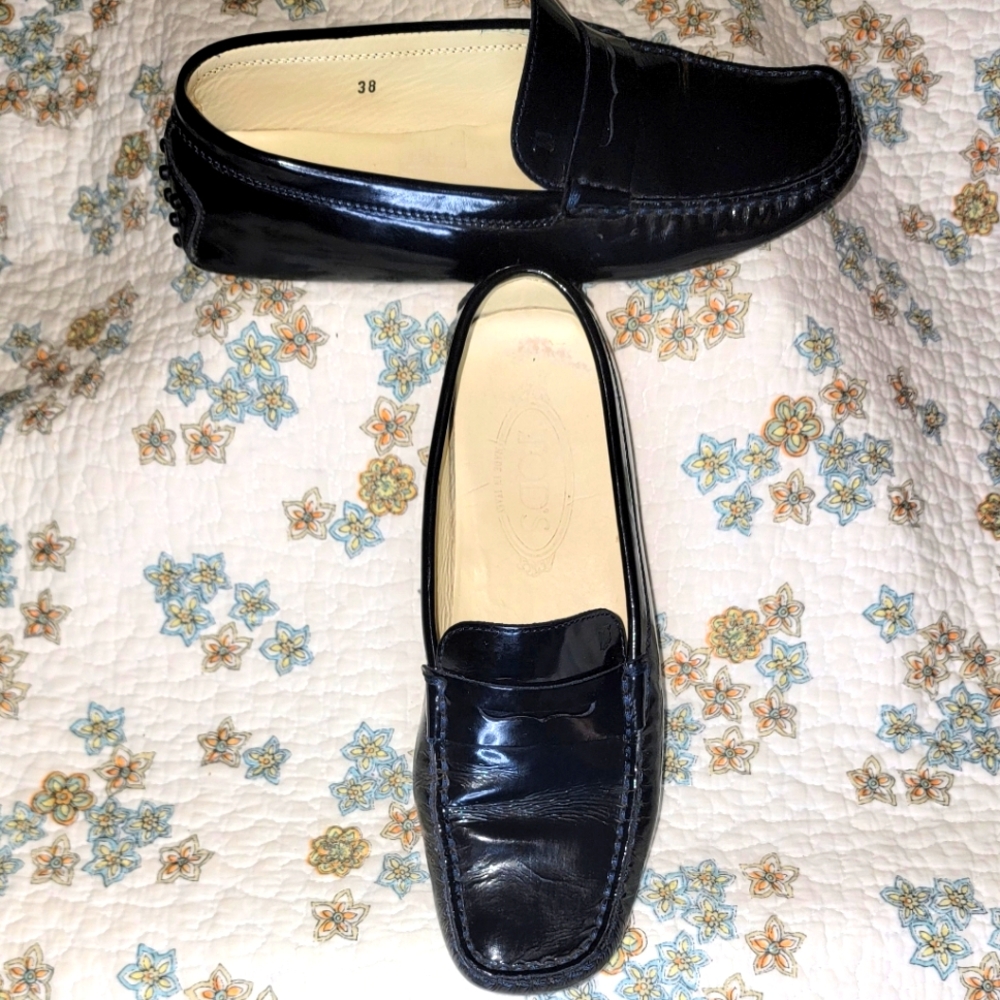 Tod's Gomino Italian driving shoe. Women's navy blue patent leather size 38